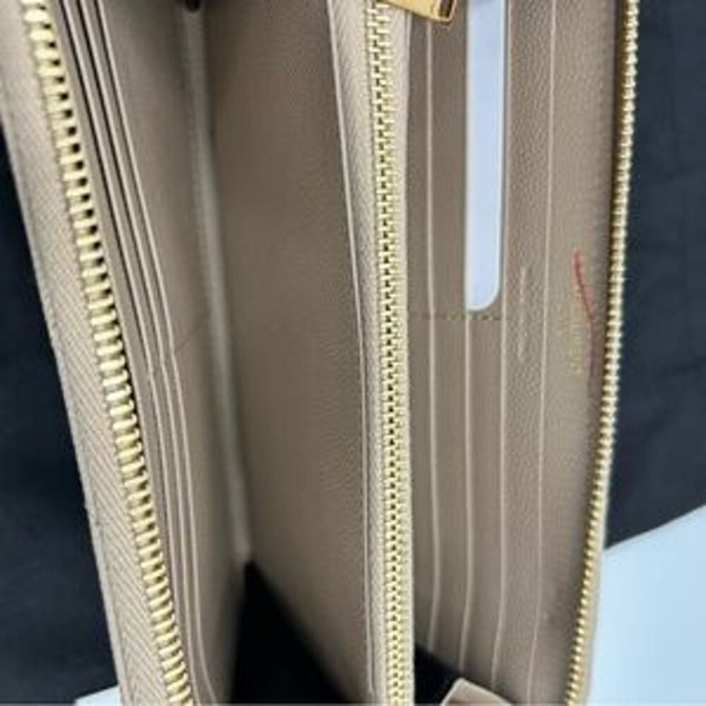 Women's SaintLaurent YSL monogram calf skin zip around wallet made in Italy. - Picture 2 of 12